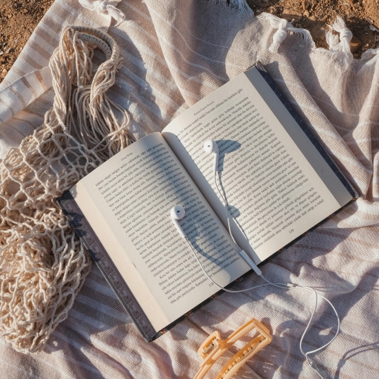 Foto af bog opslået på strand