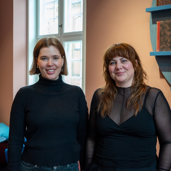 Billede af Silkeborg Bibliotekernes kulturformidlere Ida McDonald og Emma Svankjær Morel 