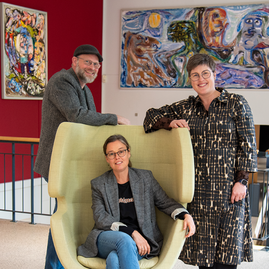 Tre personer står i foran Asger Jorns malerier på Silkeborg Bibliotek