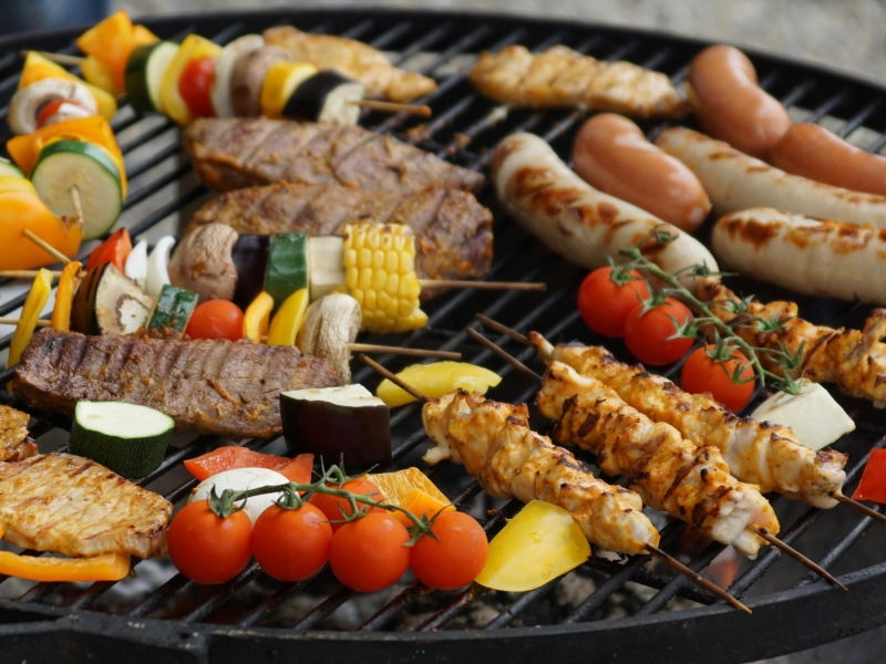kød og grøntsager på en grill
